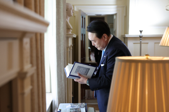 미국을 국빈 방문 중인 윤석열 대통령이 24일(현지시간) 워싱턴DC 숙소인 블레어 하우스에서 소장 도서를 살펴보고 있다. 공동취재=연합뉴스